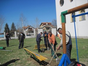 Akcija uređenja drvengrada u crkvenom dvorištu